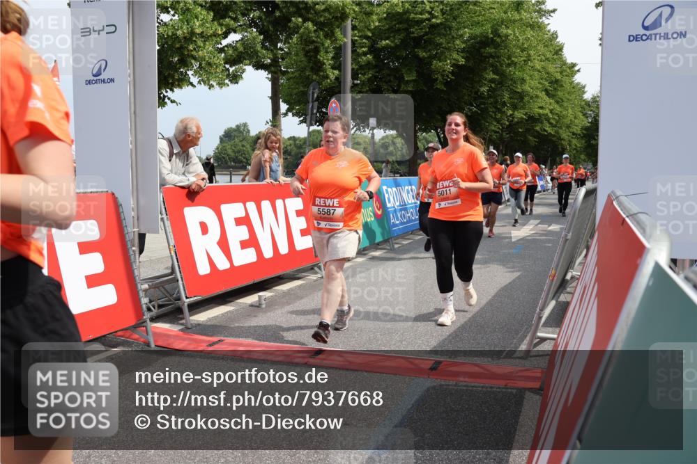 15.06.2025 - REWE Women's Run Strokosch-Dieckow http://msf.ph/oto/7937668 15.06.2025 11:11:26 Ziel 5011, 5033, 5119, 5165, 5192, 5232, 5291, 5382, 5407, 5445, 5446, 5504, 5527, 5587 meine-sportfotos.de