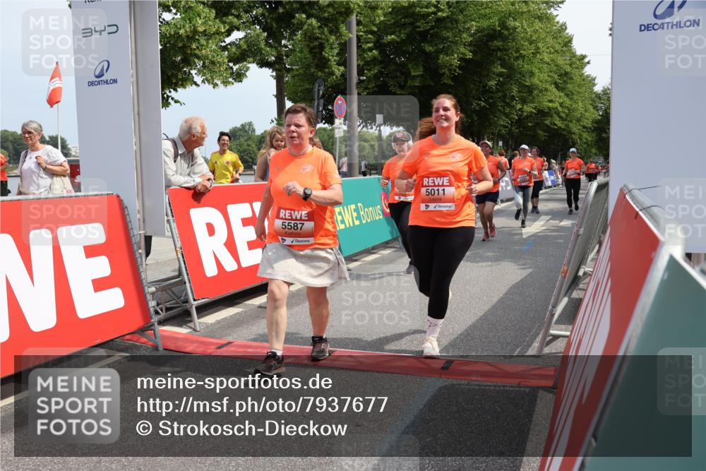 15.06.2025 - REWE Women's Run Strokosch-Dieckow http://msf.ph/oto/7937677 15.06.2025 11:11:27 Ziel 5011, 5033, 5119, 5165, 5192, 5232, 5291, 5407, 5445, 5446, 5504, 5527, 5587 meine-sportfotos.de