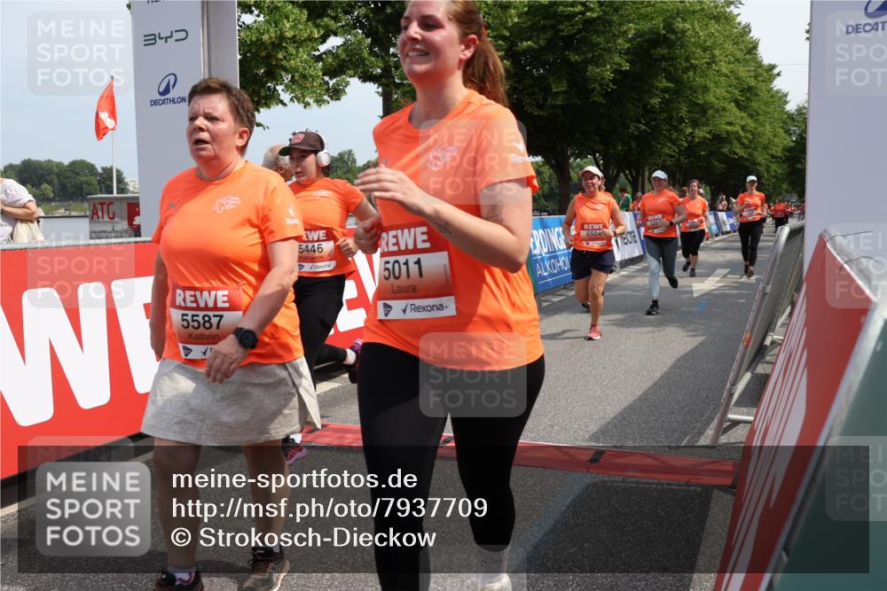 15.06.2025 - REWE Women's Run Strokosch-Dieckow http://msf.ph/oto/7937709 15.06.2025 11:11:28 Ziel 5011, 5033, 5119, 5165, 5192, 5232, 5291, 5407, 5445, 5446, 5504, 5527, 5587, 5677 meine-sportfotos.de