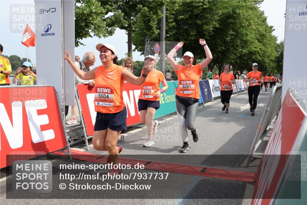 15.06.2025 - REWE Women's Run Strokosch-Dieckow http://msf.ph/oto/7937737 15.06.2025 11:11:29 Ziel 5011, 5033, 5119, 5165, 5232, 5291, 5407, 5445, 5446, 5504, 5527, 5587, 5677 meine-sportfotos.de