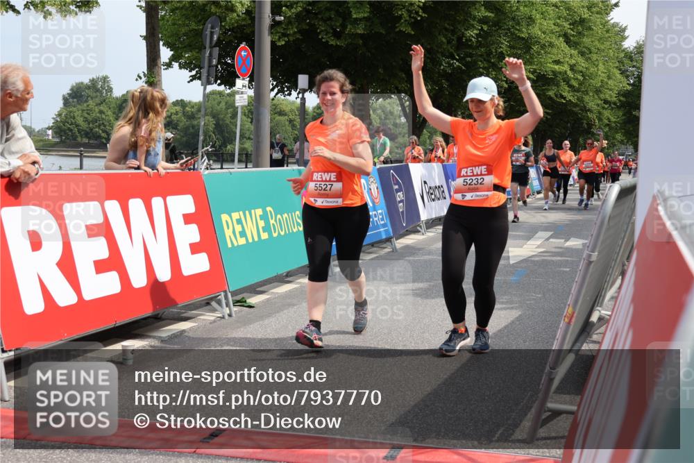 15.06.2025 - REWE Women's Run Strokosch-Dieckow http://msf.ph/oto/7937770 15.06.2025 11:11:31 Ziel 5011, 5119, 5232, 5237, 5239, 5291, 5411, 5412, 5446, 5504, 5527, 5587, 5677 meine-sportfotos.de