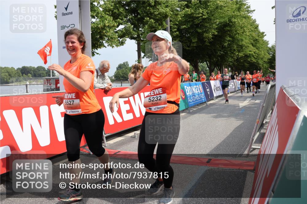 15.06.2025 - REWE Women's Run Strokosch-Dieckow http://msf.ph/oto/7937815 15.06.2025 11:11:32 Ziel 5011, 5119, 5232, 5237, 5239, 5291, 5411, 5412, 5446, 5504, 5527, 5587, 5677 meine-sportfotos.de