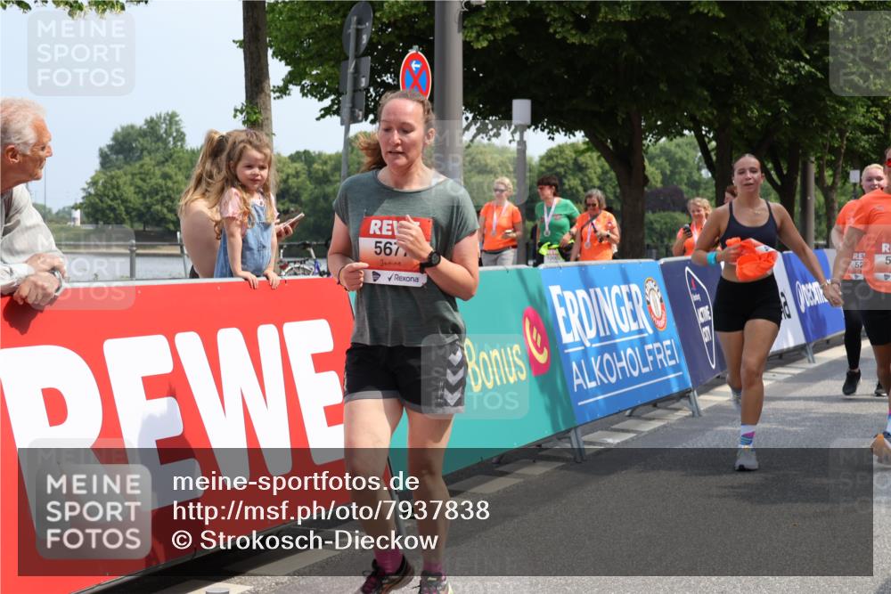 15.06.2025 - REWE Women's Run Strokosch-Dieckow http://msf.ph/oto/7937838 15.06.2025 11:11:34 Ziel 5119, 5232, 5237, 5239, 5291, 5398, 5411, 5412, 5446, 5504, 5527, 5677 meine-sportfotos.de