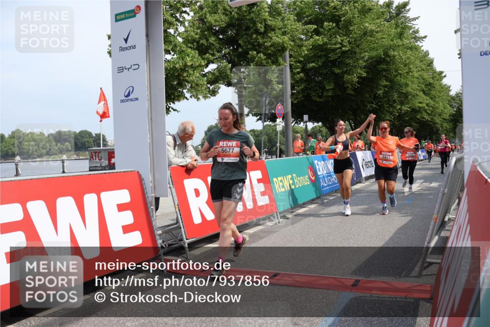 15.06.2025 - REWE Women's Run Strokosch-Dieckow http://msf.ph/oto/7937856 15.06.2025 11:11:35 Ziel 5119, 5232, 5237, 5239, 5291, 5398, 5411, 5412, 5504, 5527, 5677 meine-sportfotos.de