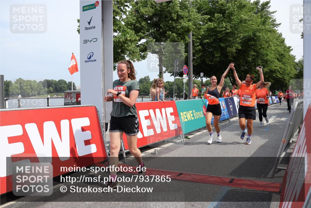 15.06.2025 - REWE Women's Run Strokosch-Dieckow http://msf.ph/oto/7937865 15.06.2025 11:11:35 Ziel 5119, 5232, 5237, 5239, 5291, 5398, 5411, 5412, 5504, 5527, 5677 meine-sportfotos.de