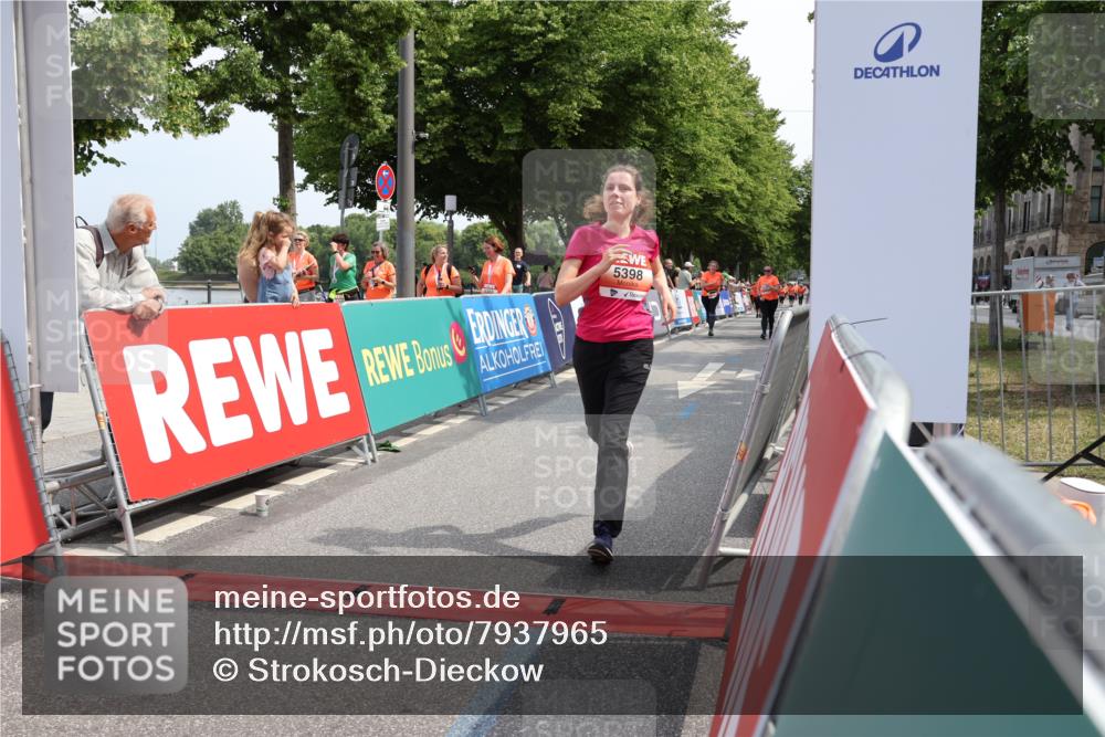 15.06.2025 - REWE Women's Run Strokosch-Dieckow http://msf.ph/oto/7937965 15.06.2025 11:11:39 Ziel 5237, 5239, 5398, 5411, 5412, 5523, 5677 meine-sportfotos.de