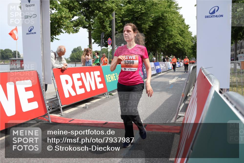 15.06.2025 - REWE Women's Run Strokosch-Dieckow http://msf.ph/oto/7937987 15.06.2025 11:11:40 Ziel 5237, 5239, 5398, 5411, 5412, 5523, 5614, 5677 meine-sportfotos.de