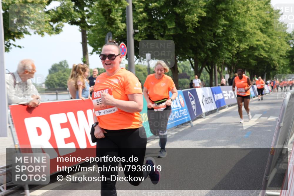 15.06.2025 - REWE Women's Run Strokosch-Dieckow http://msf.ph/oto/7938019 15.06.2025 11:11:46 Ziel 5398, 5523, 5584, 5614 meine-sportfotos.de