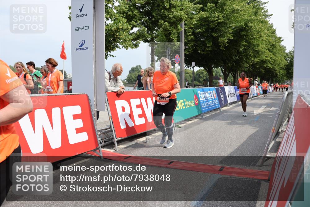 15.06.2025 - REWE Women's Run Strokosch-Dieckow http://msf.ph/oto/7938048 15.06.2025 11:11:46 Ziel 5398, 5523, 5584, 5614 meine-sportfotos.de