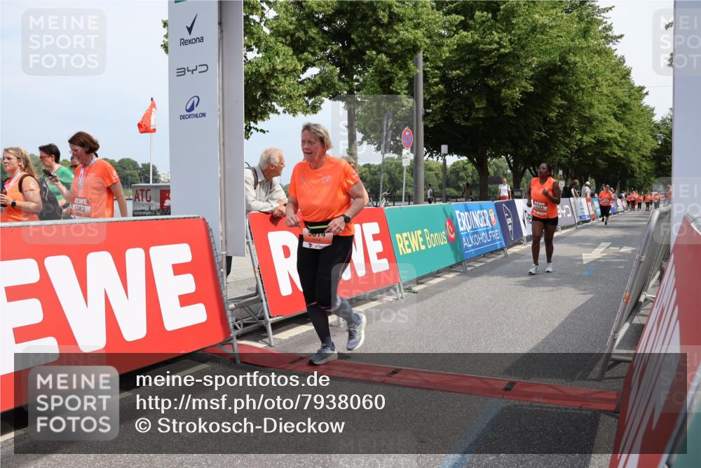 15.06.2025 - REWE Women's Run Strokosch-Dieckow http://msf.ph/oto/7938060 15.06.2025 11:11:47 Ziel 5523, 5584, 5614 meine-sportfotos.de
