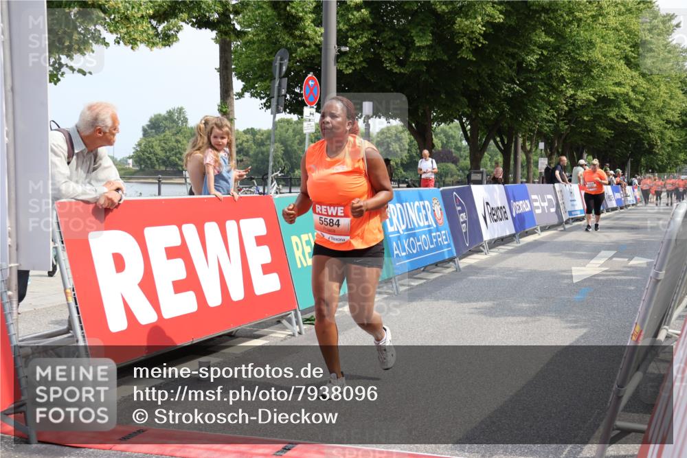 15.06.2025 - REWE Women's Run Strokosch-Dieckow http://msf.ph/oto/7938096 15.06.2025 11:11:48 Ziel 5523, 5584, 5614 meine-sportfotos.de