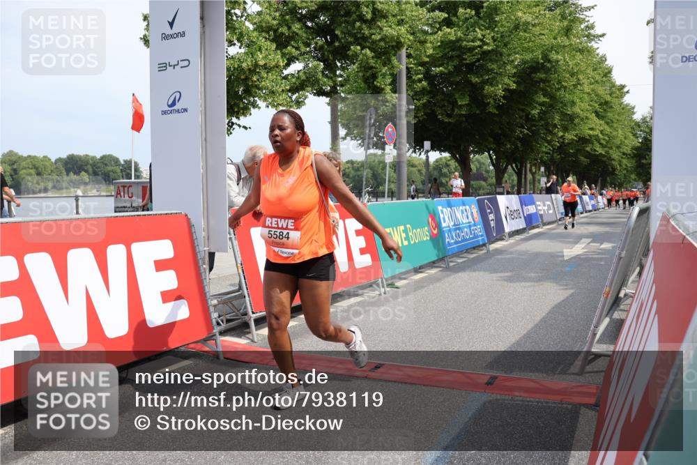 15.06.2025 - REWE Women's Run Strokosch-Dieckow http://msf.ph/oto/7938119 15.06.2025 11:11:49 Ziel 5191, 5523, 5584, 5614 meine-sportfotos.de