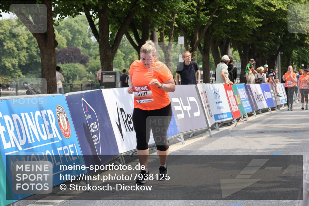 15.06.2025 - REWE Women's Run Strokosch-Dieckow http://msf.ph/oto/7938125 15.06.2025 11:11:52 Ziel 5191, 5523, 5584, 5614 meine-sportfotos.de