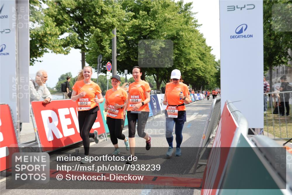 15.06.2025 - REWE Women's Run Strokosch-Dieckow http://msf.ph/oto/7938239 15.06.2025 11:12:07 Ziel 5134, 5137, 5323, 5343, 5512 meine-sportfotos.de
