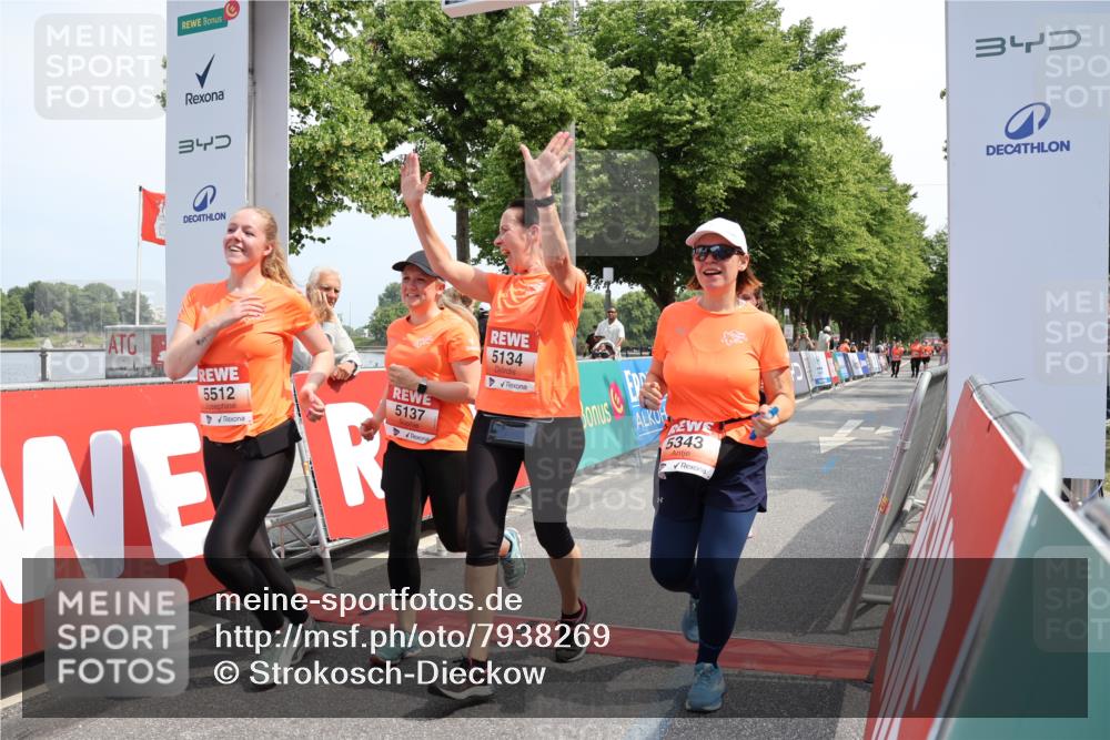 15.06.2025 - REWE Women's Run Strokosch-Dieckow http://msf.ph/oto/7938269 15.06.2025 11:12:07 Ziel 5134, 5137, 5323, 5343, 5512 meine-sportfotos.de
