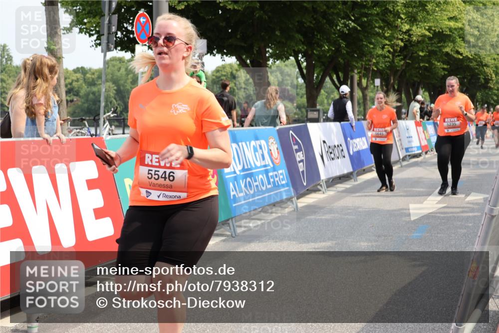 15.06.2025 - REWE Women's Run Strokosch-Dieckow http://msf.ph/oto/7938312 15.06.2025 11:12:20 Ziel 5235, 5546, 5645 meine-sportfotos.de