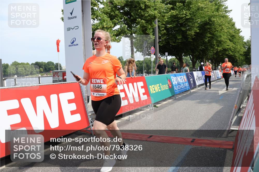 15.06.2025 - REWE Women's Run Strokosch-Dieckow http://msf.ph/oto/7938326 15.06.2025 11:12:20 Ziel 5235, 5546, 5645 meine-sportfotos.de