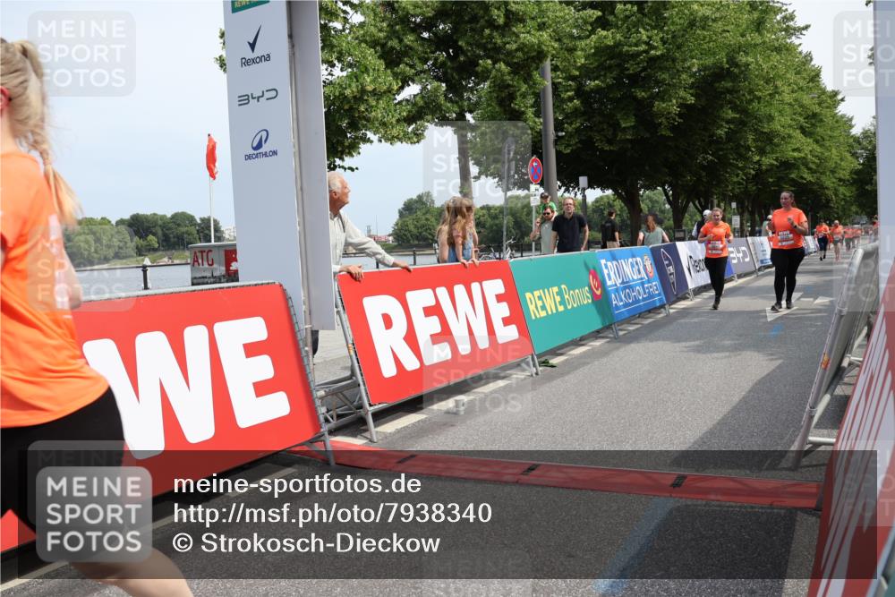15.06.2025 - REWE Women's Run Strokosch-Dieckow http://msf.ph/oto/7938340 15.06.2025 11:12:21 Ziel 5235, 5546, 5645 meine-sportfotos.de