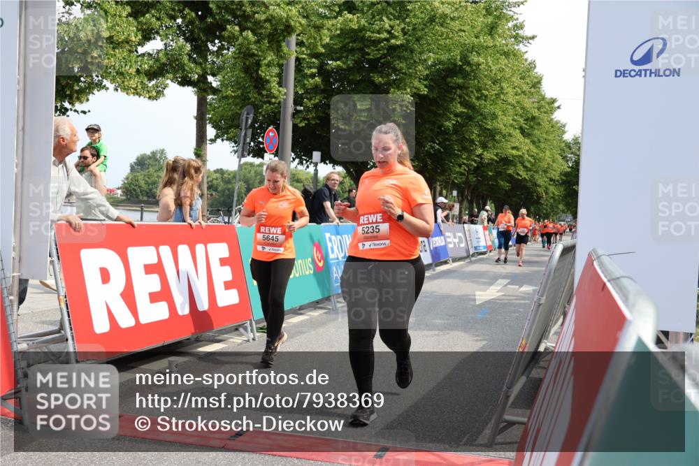 15.06.2025 - REWE Women's Run Strokosch-Dieckow http://msf.ph/oto/7938369 15.06.2025 11:12:24 Ziel 5235, 5386, 5546, 5645, 5650 meine-sportfotos.de