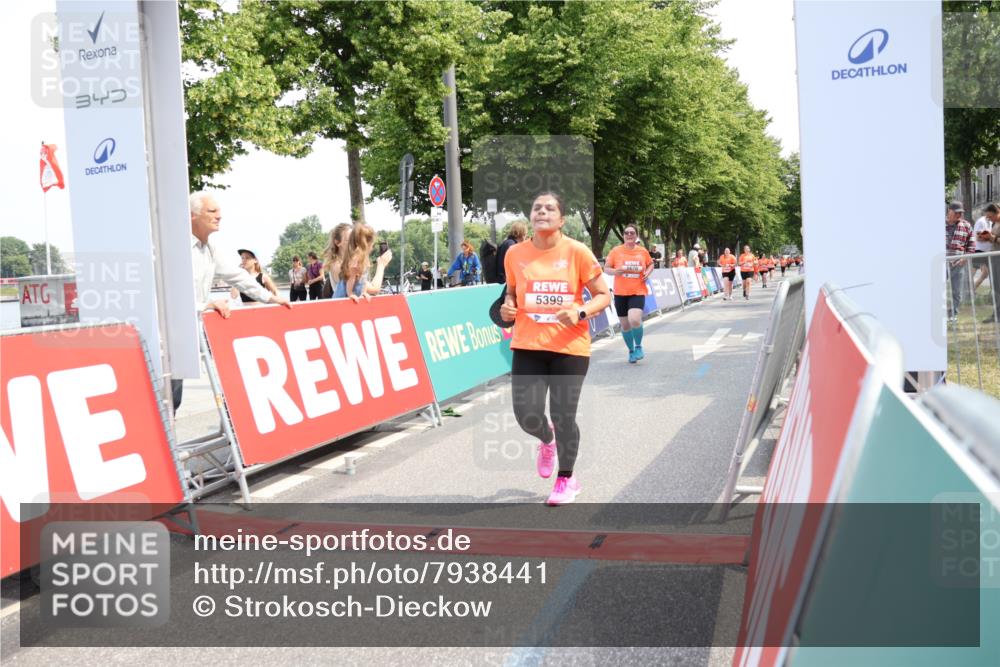 15.06.2025 - REWE Women's Run Strokosch-Dieckow http://msf.ph/oto/7938441 15.06.2025 11:12:37 Ziel 5399, 5678 meine-sportfotos.de