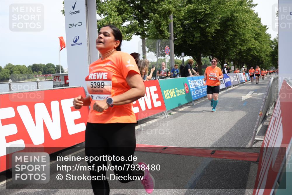 15.06.2025 - REWE Women's Run Strokosch-Dieckow http://msf.ph/oto/7938480 15.06.2025 11:12:38 Ziel 5399, 5678 meine-sportfotos.de