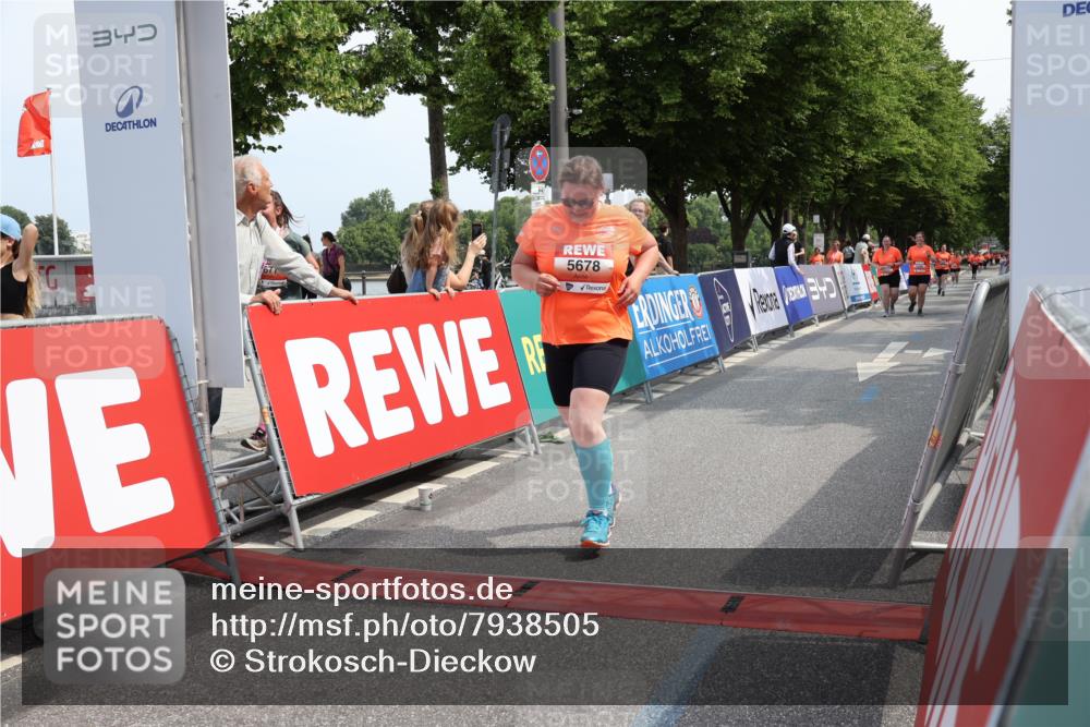 15.06.2025 - REWE Women's Run Strokosch-Dieckow http://msf.ph/oto/7938505 15.06.2025 11:12:39 Ziel 5399, 5678 meine-sportfotos.de