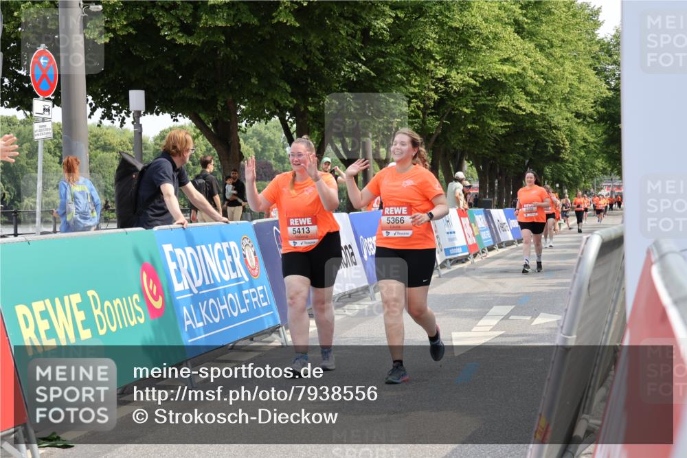 15.06.2025 - REWE Women's Run Strokosch-Dieckow http://msf.ph/oto/7938556 15.06.2025 11:12:44 Ziel 5366, 5413, 5678 meine-sportfotos.de