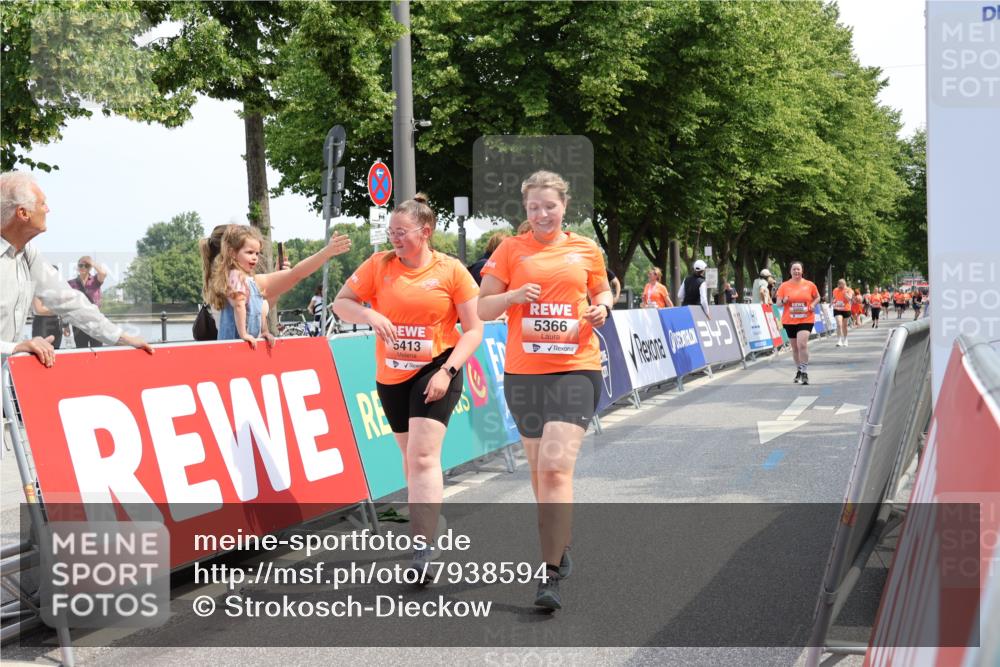 15.06.2025 - REWE Women's Run Strokosch-Dieckow http://msf.ph/oto/7938594 15.06.2025 11:12:46 Ziel 5002, 5366, 5413, 5678 meine-sportfotos.de