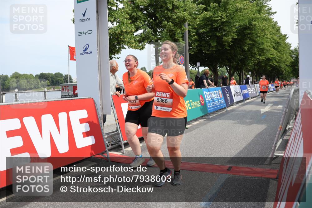 15.06.2025 - REWE Women's Run Strokosch-Dieckow http://msf.ph/oto/7938603 15.06.2025 11:12:47 Ziel 5002, 5366, 5413 meine-sportfotos.de
