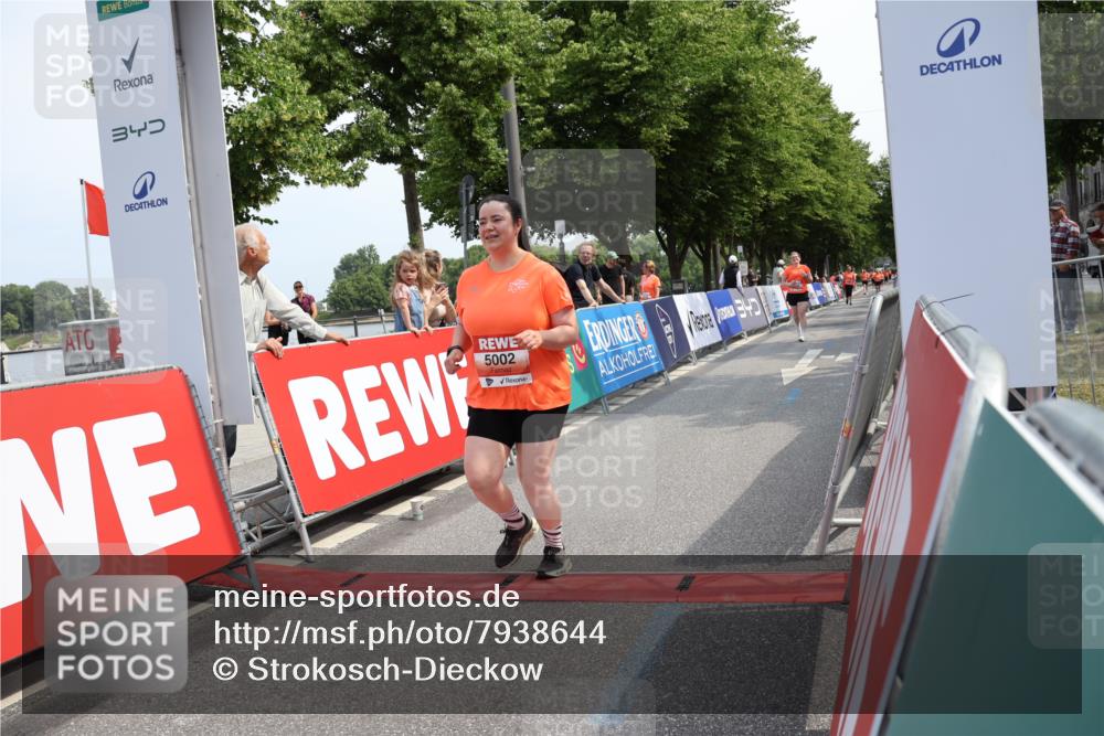 15.06.2025 - REWE Women's Run Strokosch-Dieckow http://msf.ph/oto/7938644 15.06.2025 11:12:52 Ziel 5002, 5168, 5366, 5413 meine-sportfotos.de