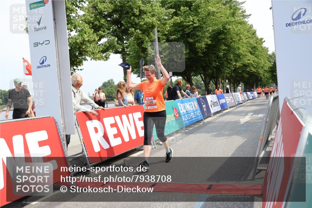 15.06.2025 - REWE Women's Run Strokosch-Dieckow http://msf.ph/oto/7938708 15.06.2025 11:13:06 Ziel 5100 meine-sportfotos.de