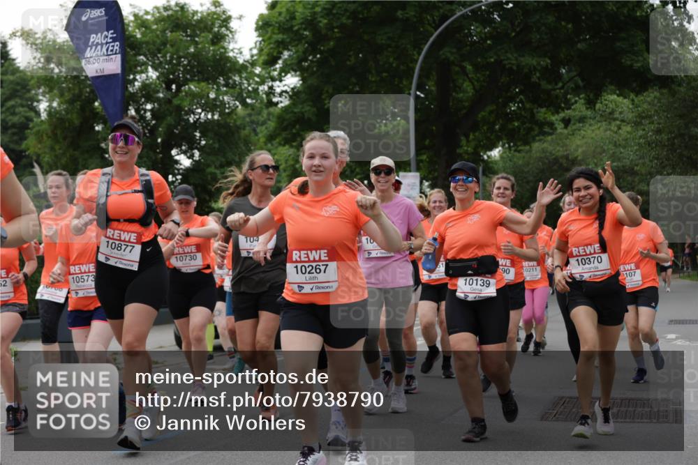 15.06.2025 - REWE Women's Run Jannik Wohlers http://msf.ph/oto/7938790 15.06.2025 08:27:20 Laufen 06, 00, 52, 70760, 10573, 10877, 10730, 104, 10267, 10, 10139, 10370, 90, 10211, 107 meine-sportfotos.de