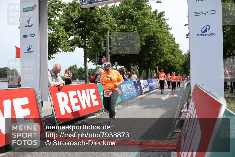 15.06.2025 - REWE Women's Run Strokosch-Dieckow http://msf.ph/oto/7938873 15.06.2025 11:13:27 Ziel 5106, 5309, 5320, 5355, 5482, 5675 meine-sportfotos.de