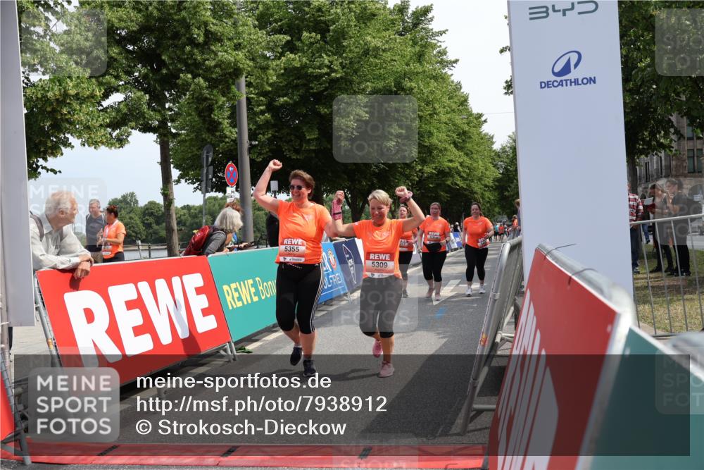 15.06.2025 - REWE Women's Run Strokosch-Dieckow http://msf.ph/oto/7938912 15.06.2025 11:13:31 Ziel 5106, 5309, 5317, 5355, 5369, 5482 meine-sportfotos.de