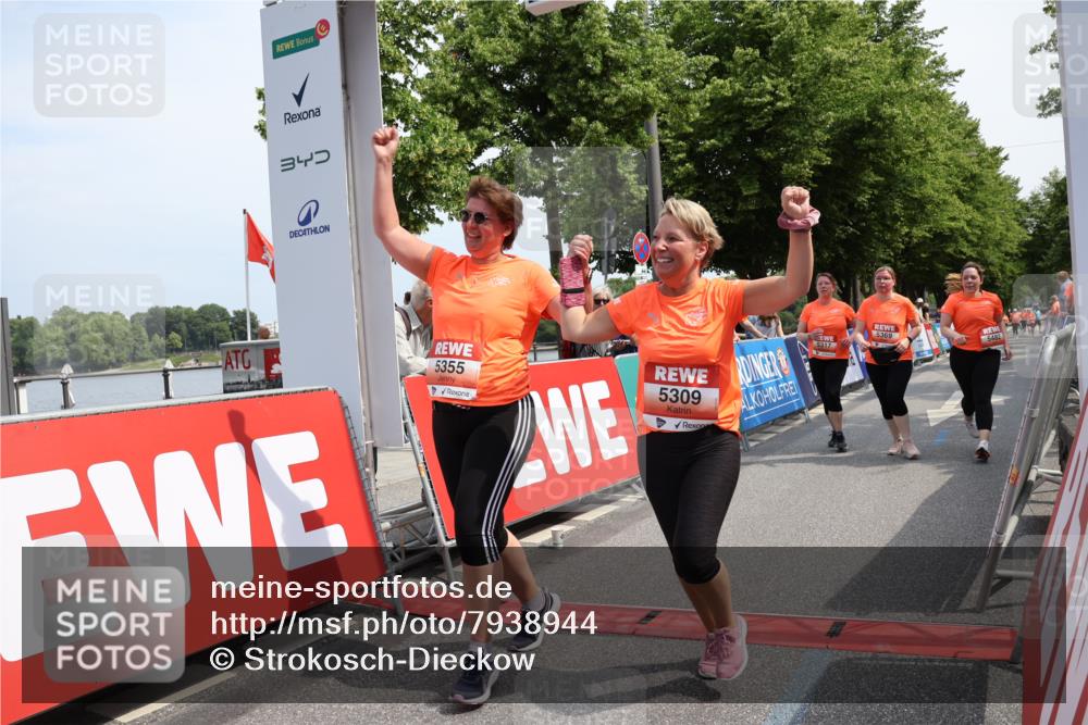 15.06.2025 - REWE Women's Run Strokosch-Dieckow http://msf.ph/oto/7938944 15.06.2025 11:13:32 Ziel 5106, 5309, 5317, 5355, 5369, 5482 meine-sportfotos.de