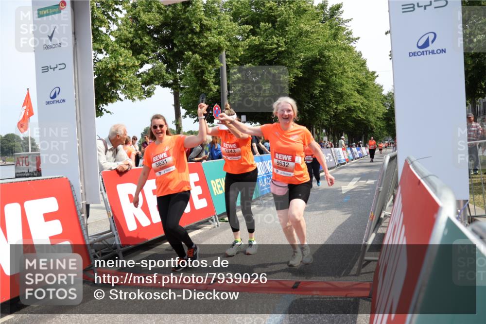15.06.2025 - REWE Women's Run Strokosch-Dieckow http://msf.ph/oto/7939026 15.06.2025 11:13:54 Ziel 5243, 5287, 5631, 5632 meine-sportfotos.de