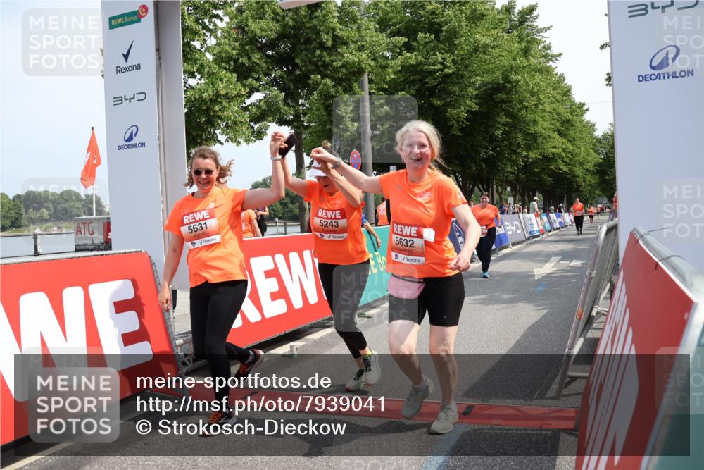 15.06.2025 - REWE Women's Run Strokosch-Dieckow http://msf.ph/oto/7939041 15.06.2025 11:13:55 Ziel 5243, 5287, 5631, 5632 meine-sportfotos.de