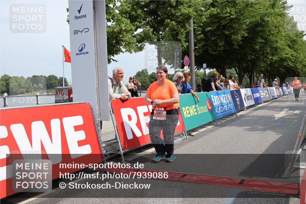 15.06.2025 - REWE Women's Run Strokosch-Dieckow http://msf.ph/oto/7939086 15.06.2025 11:13:58 Ziel 5243, 5287, 5631, 5632 meine-sportfotos.de