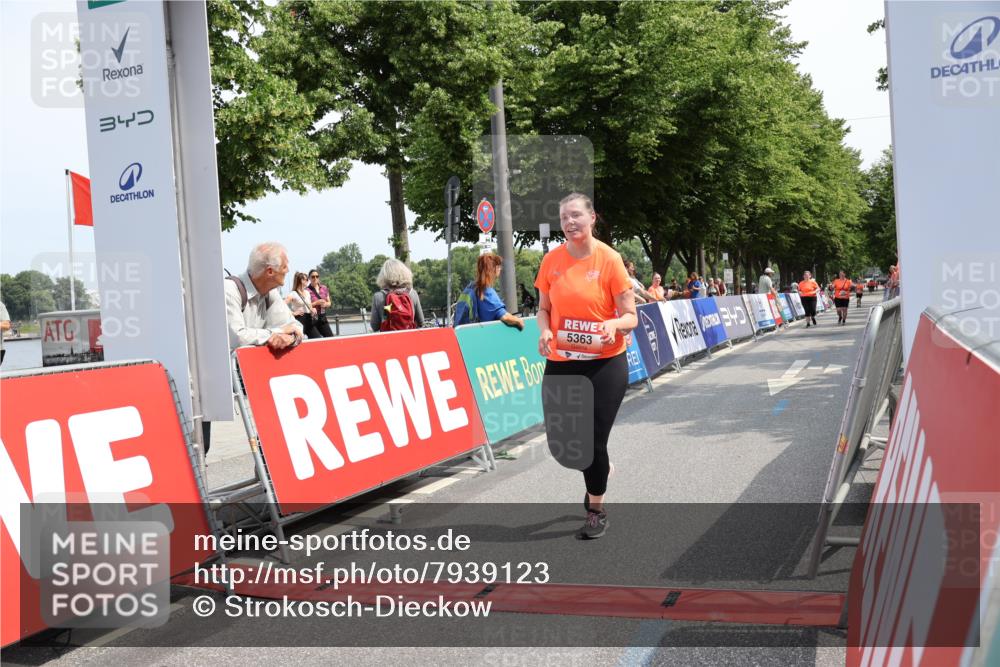 15.06.2025 - REWE Women's Run Strokosch-Dieckow http://msf.ph/oto/7939123 15.06.2025 11:14:05 Ziel 5363 meine-sportfotos.de