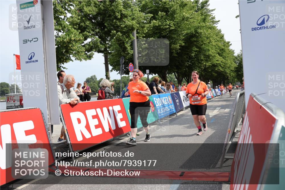 15.06.2025 - REWE Women's Run Strokosch-Dieckow http://msf.ph/oto/7939177 15.06.2025 11:14:14 Ziel 5330, 5466 meine-sportfotos.de