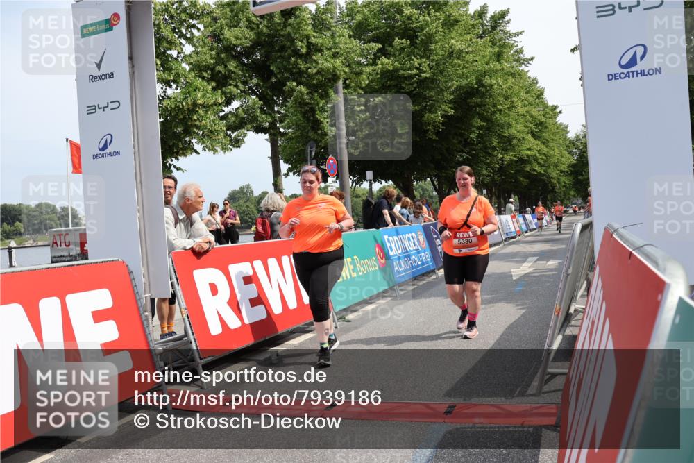 15.06.2025 - REWE Women's Run Strokosch-Dieckow http://msf.ph/oto/7939186 15.06.2025 11:14:15 Ziel 5330, 5466 meine-sportfotos.de
