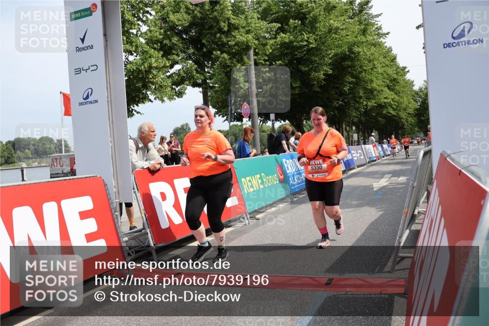 15.06.2025 - REWE Women's Run Strokosch-Dieckow http://msf.ph/oto/7939196 15.06.2025 11:14:15 Ziel 5330, 5466 meine-sportfotos.de