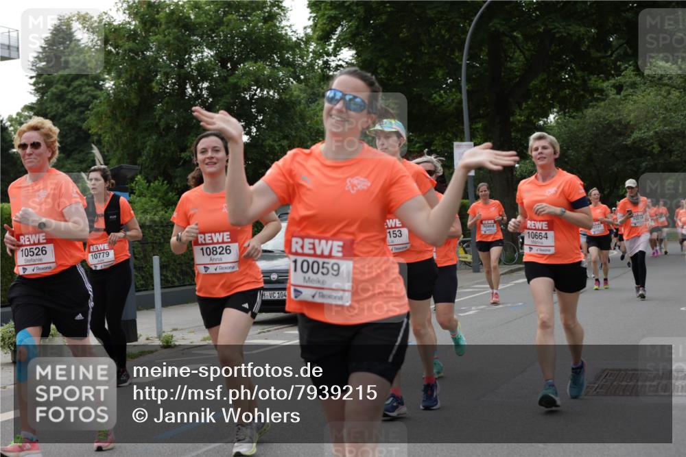 15.06.2025 - REWE Women's Run Jannik Wohlers http://msf.ph/oto/7939215 15.06.2025 08:27:25 Laufen 10526, 10779, 10826, 104, 10059, 153, 10868, 10868, 10664, 10218, 0151 meine-sportfotos.de