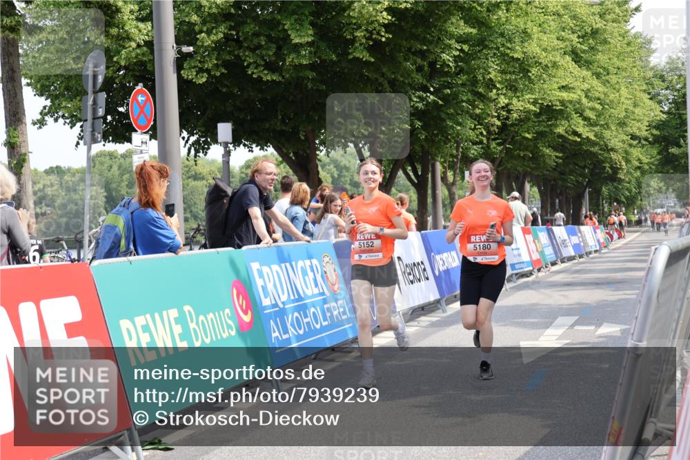 15.06.2025 - REWE Women's Run Strokosch-Dieckow http://msf.ph/oto/7939239 15.06.2025 11:14:21 Ziel 5152, 5180, 5330, 5466 meine-sportfotos.de