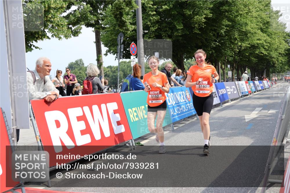 15.06.2025 - REWE Women's Run Strokosch-Dieckow http://msf.ph/oto/7939281 15.06.2025 11:14:22 Ziel 5152, 5180, 5330, 5466 meine-sportfotos.de