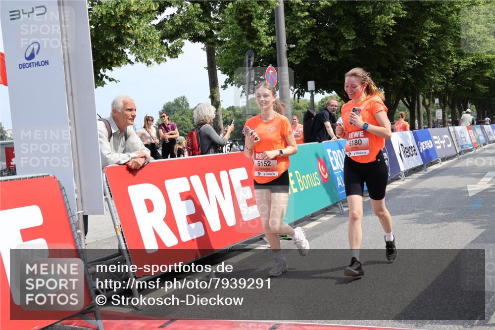 15.06.2025 - REWE Women's Run Strokosch-Dieckow http://msf.ph/oto/7939291 15.06.2025 11:14:23 Ziel 5152, 5180 meine-sportfotos.de
