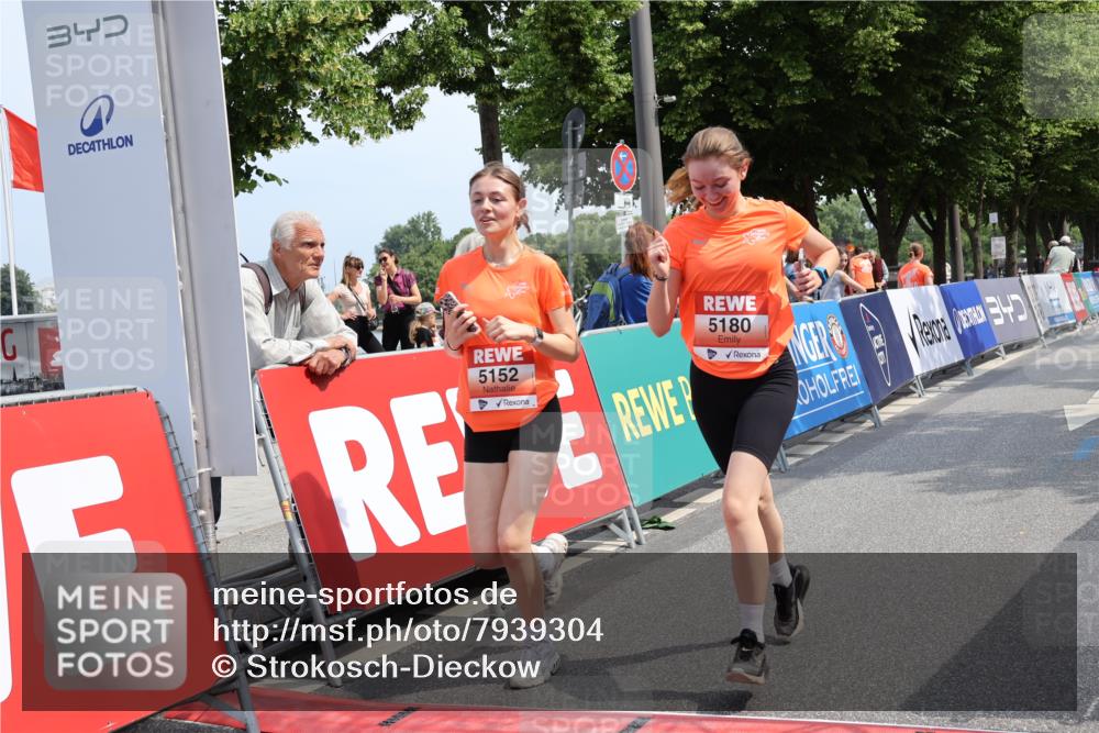 15.06.2025 - REWE Women's Run Strokosch-Dieckow http://msf.ph/oto/7939304 15.06.2025 11:14:23 Ziel 5152, 5180 meine-sportfotos.de