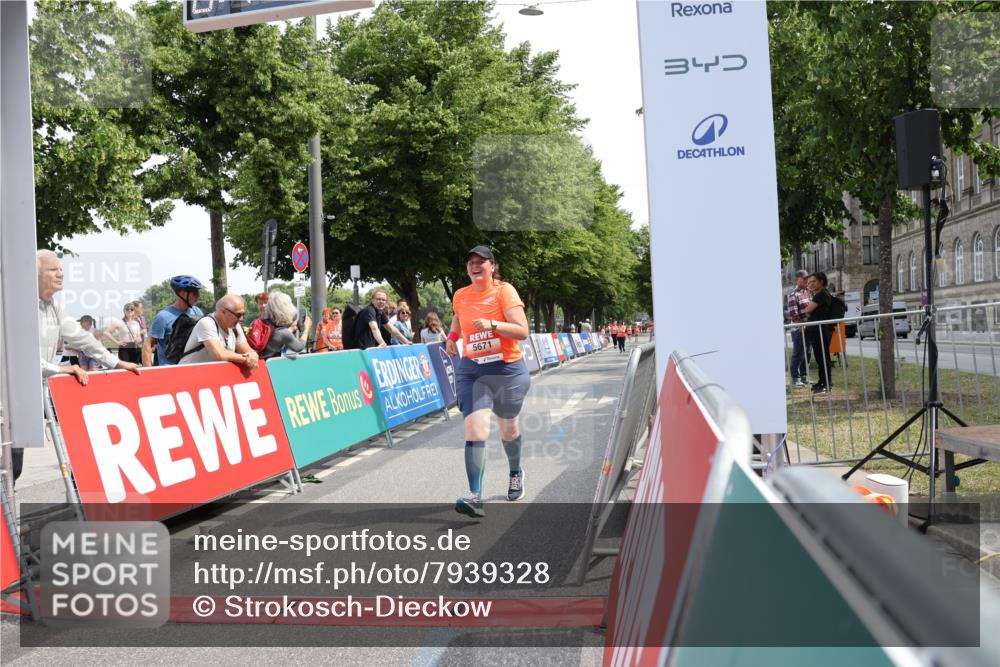 15.06.2025 - REWE Women's Run Strokosch-Dieckow http://msf.ph/oto/7939328 15.06.2025 11:14:49 Ziel 5671 meine-sportfotos.de