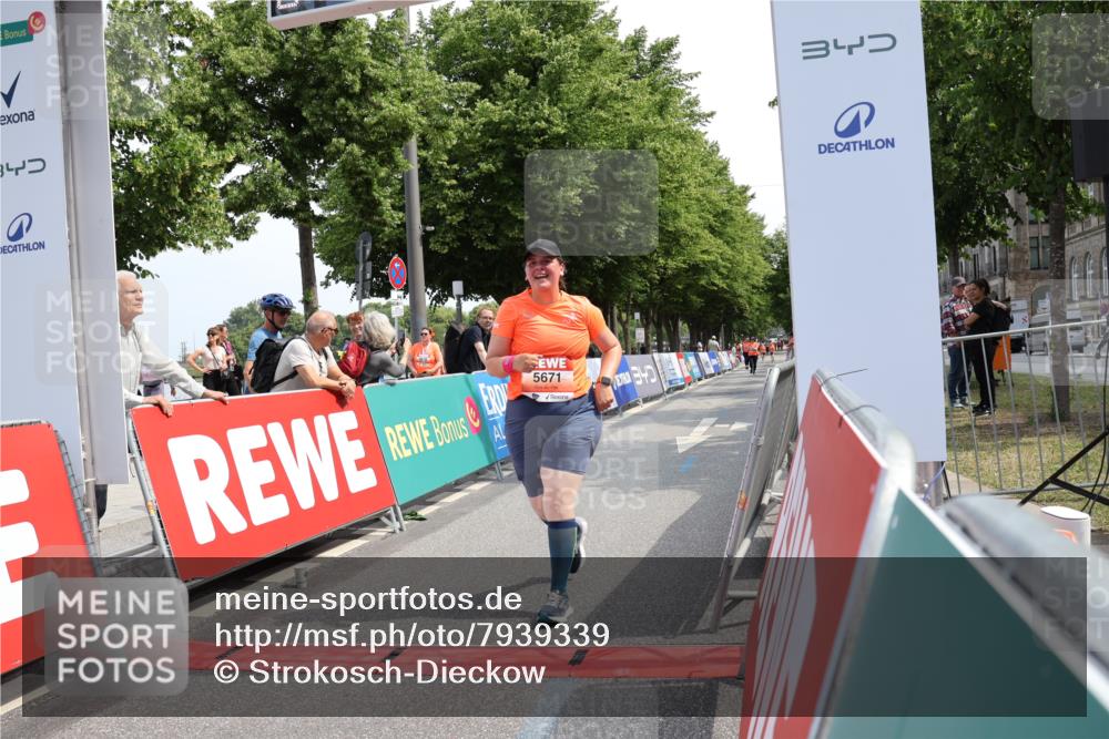 15.06.2025 - REWE Women's Run Strokosch-Dieckow http://msf.ph/oto/7939339 15.06.2025 11:14:49 Ziel 5671 meine-sportfotos.de