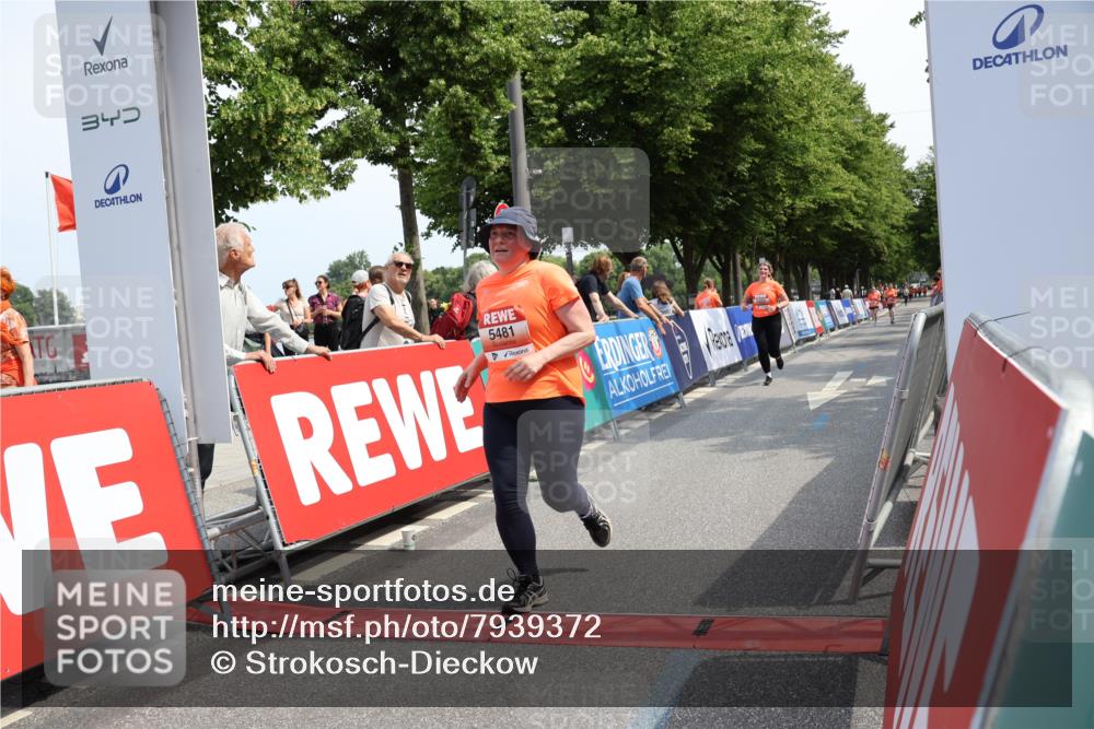 15.06.2025 - REWE Women's Run Strokosch-Dieckow http://msf.ph/oto/7939372 15.06.2025 11:15:03 Ziel 5322, 5481 meine-sportfotos.de